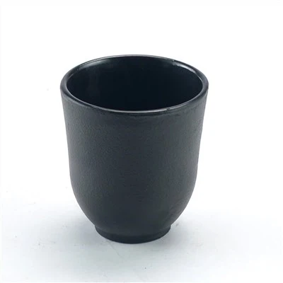 Litinový šálek na čaj